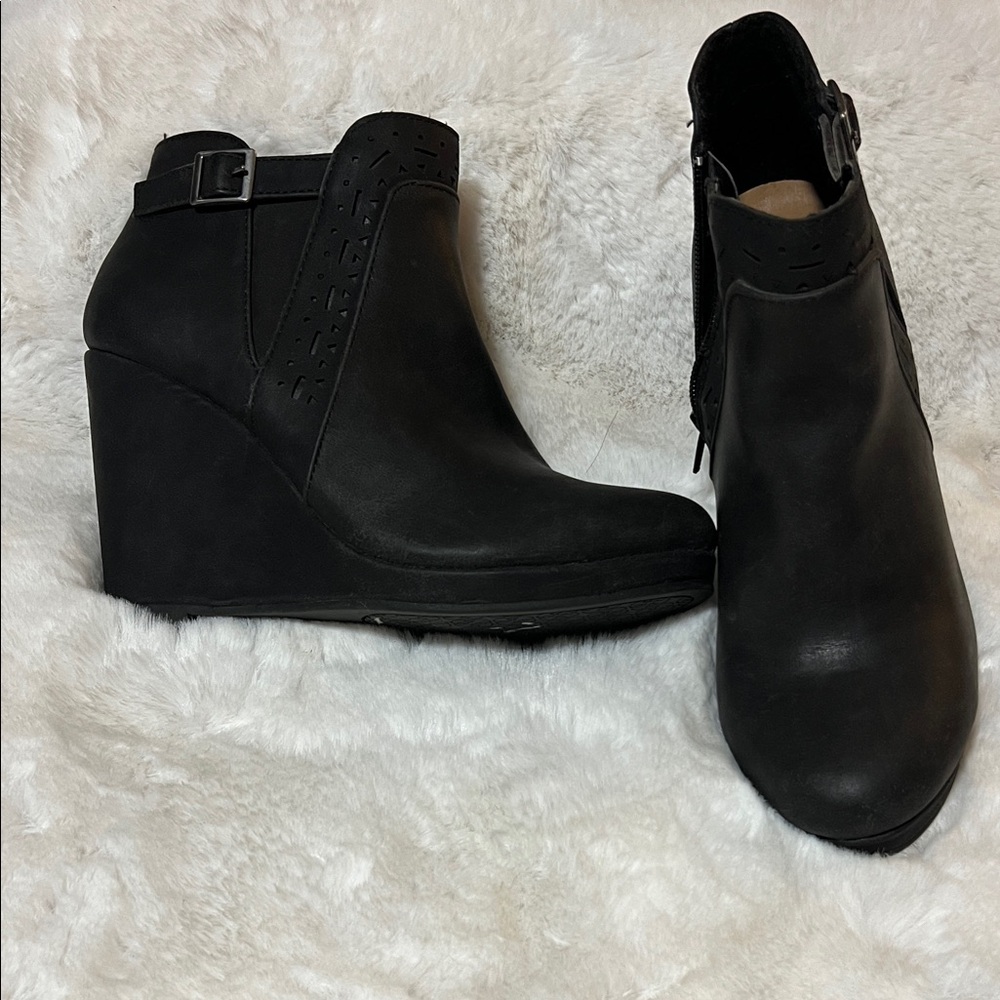 Daisy Fuentes Black Wedge Ankle Boots